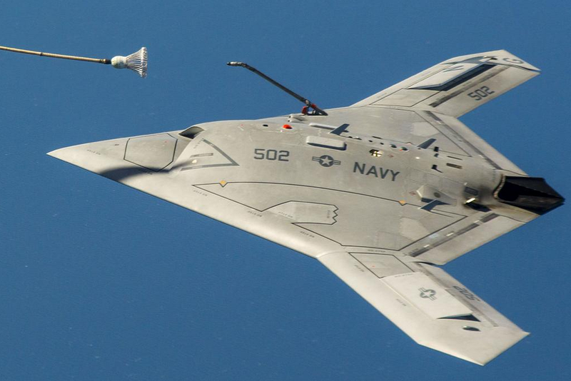 Illustration for article titled Bask In The Awesome Of The Bat-Winged X-47B Sipping Gas From A Tanker